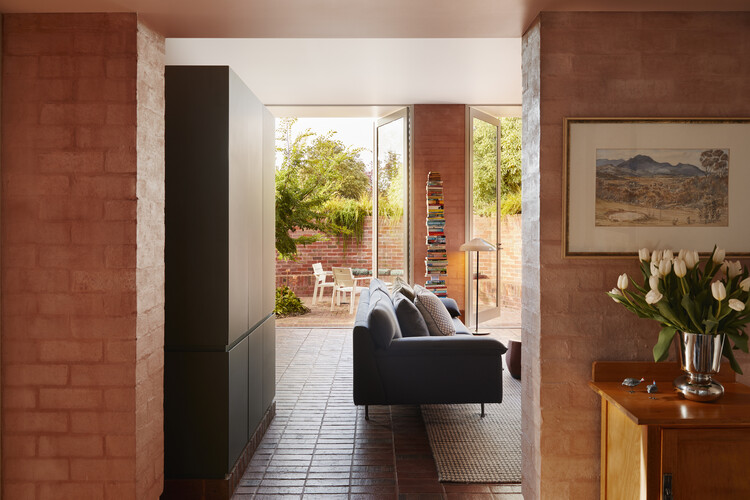 Ararat House / SJB - Интерьерная фотография, гостиная, дерево, кирпич