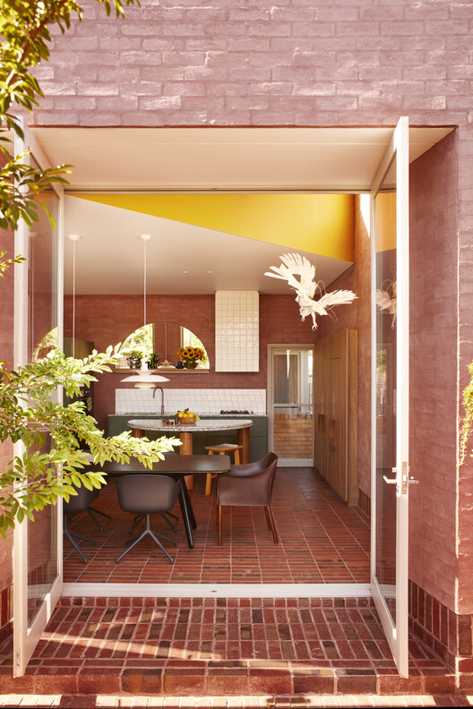 Ararat House / SJB - Внутренняя фотография, столовая, дерево, кирпич, дверь, стул, сад, внутренний дворик