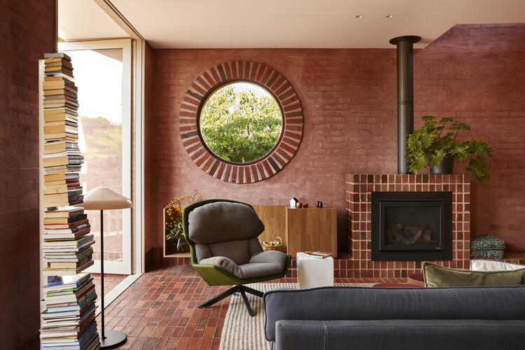 Ararat House / SJB - Интерьерная фотография, гостиная, стеллажи, дерево, диван, стол, освещение, стул