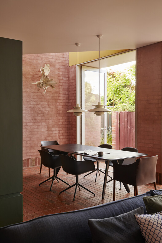 Ararat House / SJB - Интерьерная фотография, столовая, дерево, стол, стул, кирпич