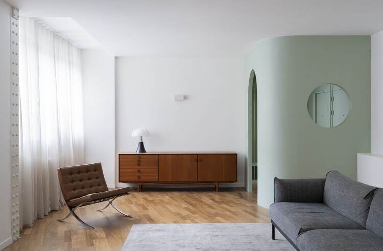 Cité Griset Apartment / Mesnil Architectures - Интерьерная фотография, гостиная, дерево, стол, диван, освещение, стул