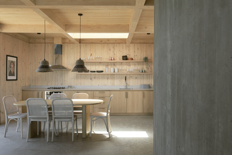 CR House / Lote Arquitectura + Ignacio Ferreira - Интерьерная фотография, кухня, дерево, столешница, стул