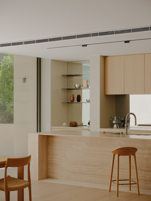 Como Terrace Residence / Carr - Интерьерная фотография, кухня, дерево, столешница, освещение, стол, стул
