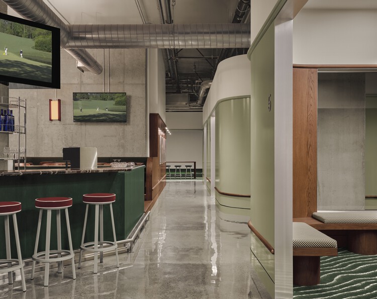 Muni Indoor Golf Club / Ivy Studio - Интерьерная фотография, кухня, освещение, стул