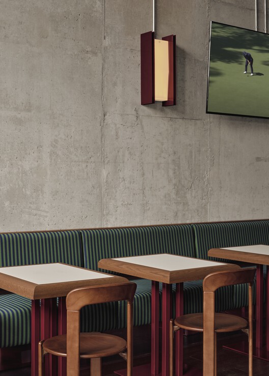 Muni Indoor Golf Club / Ivy Studio - Интерьерная фотография, дерево, стул