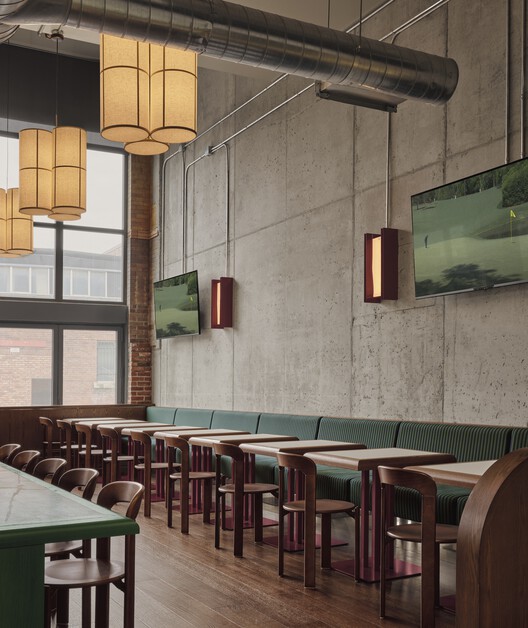 Muni Indoor Golf Club / Ivy Studio - Интерьерная фотография, столовая, дерево, стол, стул, стекло