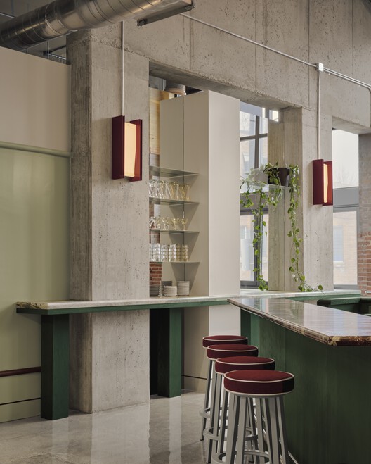 Muni Indoor Golf Club / Ivy Studio - Интерьерная фотография, кухня, стекло, столешница, стул