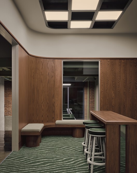 Muni Indoor Golf Club / Ivy Studio - Интерьерная фотография, дерево, стул