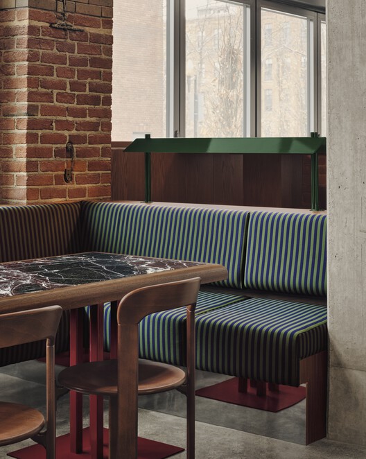 Muni Indoor Golf Club / Ivy Studio - Интерьерная фотография, дерево, стул