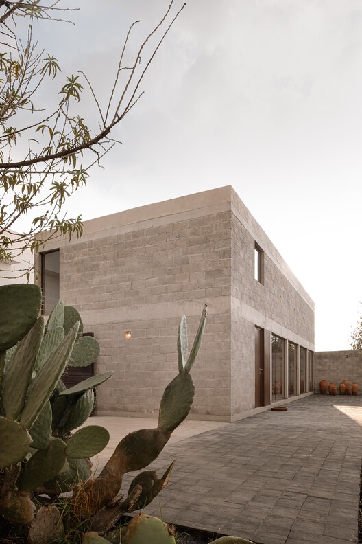 Nogal House / Escobedo Soliz - внешняя фотография, бетон
