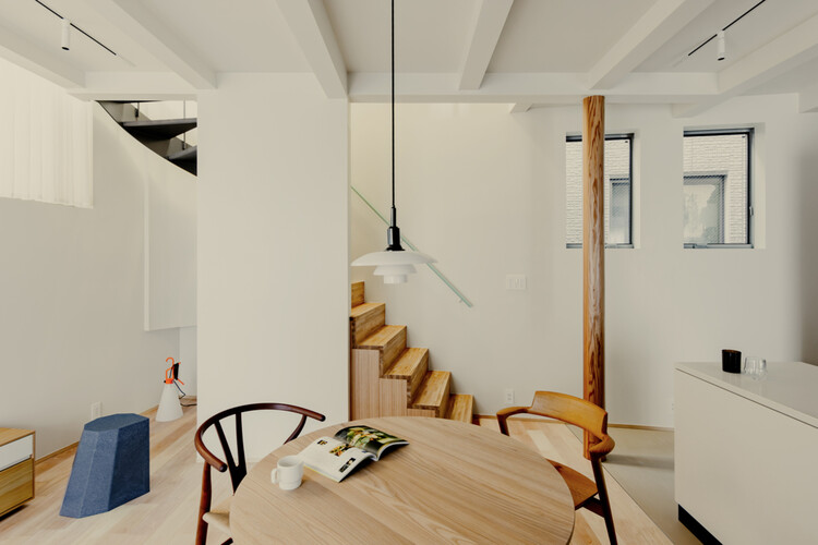 Twist House / Hagiso - Интерьерная фотография, дерево, освещение, стул