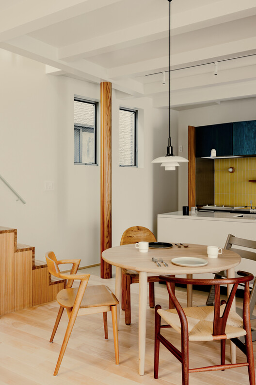 Twist House / Hagiso - Интерьерная фотография, дерево, стол, стул, освещение