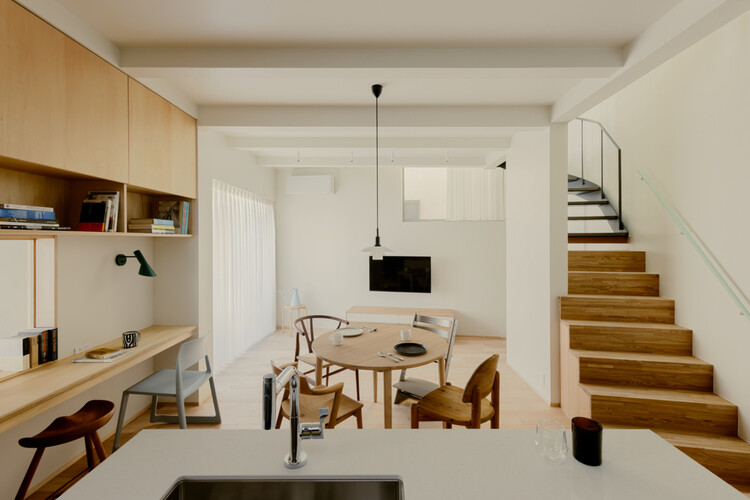 Twist House / Hagiso - Интерьерная фотография, дерево, стул, столешница