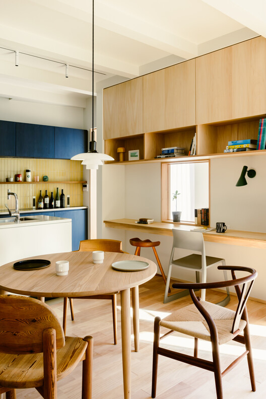 Twist House / Hagiso - Интерьерная фотография, кухня, дерево, стол, стул, освещение