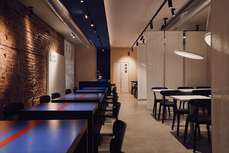Ресторан Funky Ramen / Kidz Studio - Интерьерная фотография, столовая, стул, стол