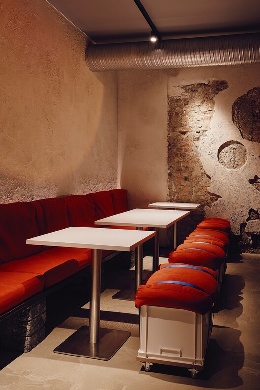 Ресторан Funky Ramen / Kidz Studio - Интерьерная фотография, стол, стул