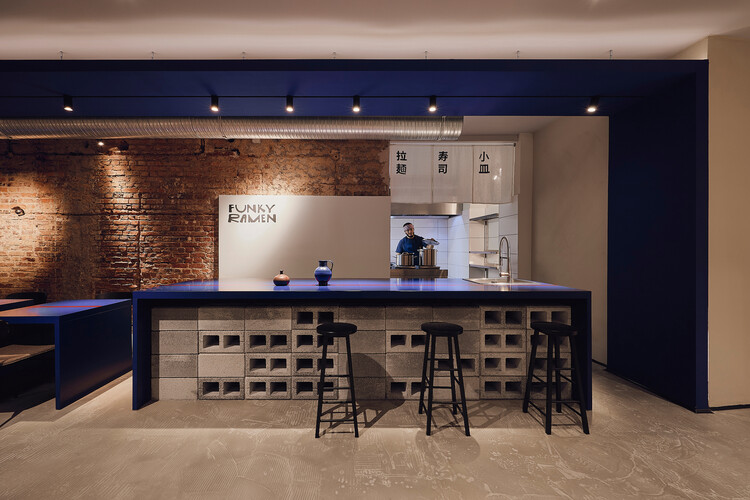 Ресторан Funky Ramen / Kidz Studio - Интерьерная фотография, кухня, освещение, столешница, стеллажи, стул