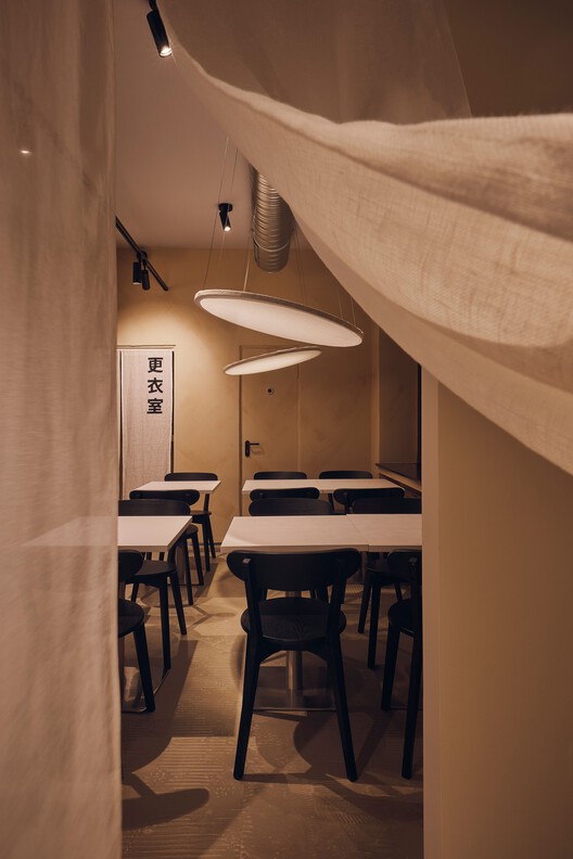 Ресторан Funky Ramen / Kidz Studio - Интерьерная фотография, столовая, освещение, стул