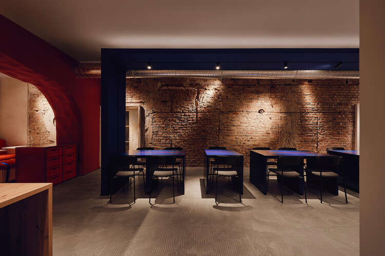 Ресторан Funky Ramen / Kidz Studio - Интерьерная фотография, стол, стул, кирпич