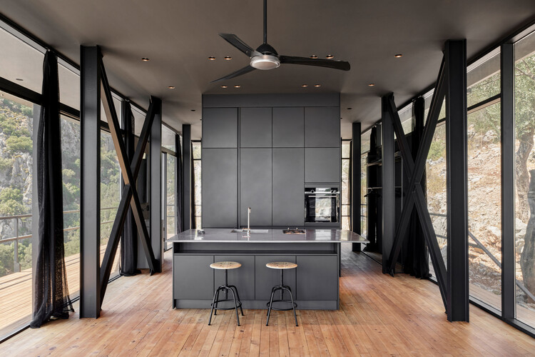 G House / Pin Architects - Интерьерная фотография, кухня, дерево, освещение, стул, стекло