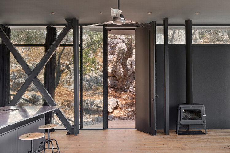 G House / Pin Architects - Внутренняя фотография, дерево, стекло, стул, луч