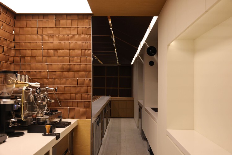 Gach Coffee Shop / Gizi Associates - Интерьерная фотография, дерево, освещение, столешница