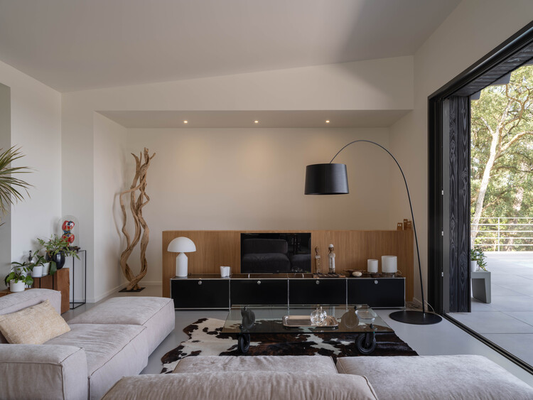 H House / Margot Aurensan Architecte - Интерьерная фотография, гостиная, диван, дерево, стол, освещение, стул