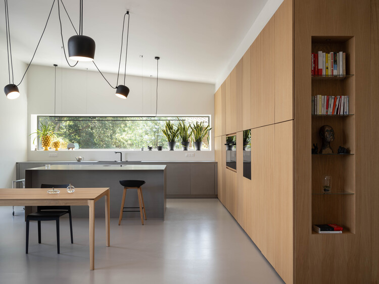 H House / Margot Aurensan Architecte - Интерьерная фотография, кухня, дерево, стол, освещение, столешница, стул, стекло