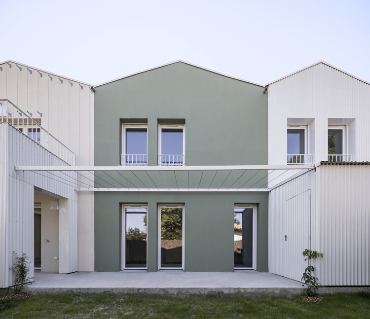 Vassivey Social Housing / Elluin Duolé Gillon Architecture - Экстерьерная фотография, двор, балкон