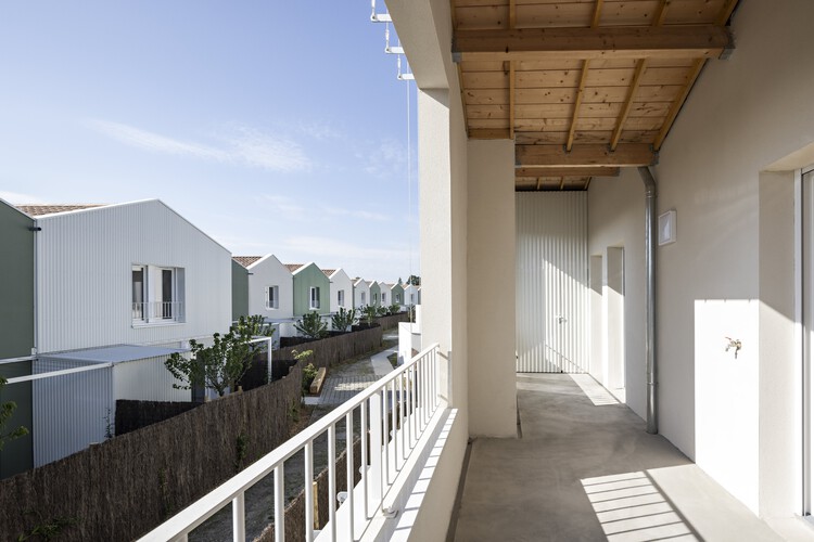 Vassivey Social Housing / Elluin Duolé Gillon Architecture - Экстерьерная фотография, балкон