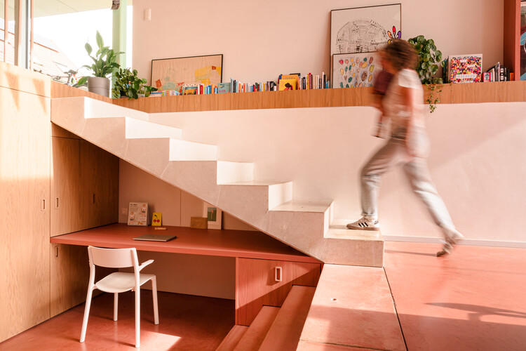 Dragon House / № MA Architecten - Интерьерная фотография, лестница, дерево, поручни