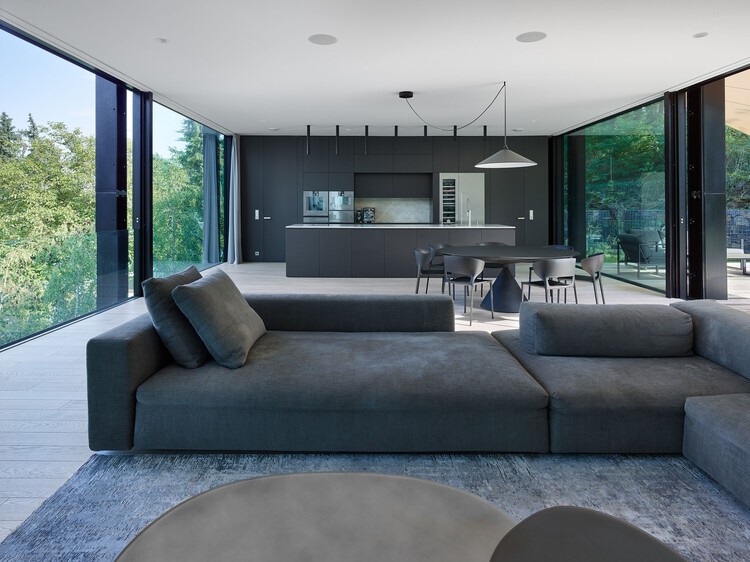 Villa Sidonius / Stempel & Tesar Architekti - Интерьерная фотография, гостиная, диван, стол, стул