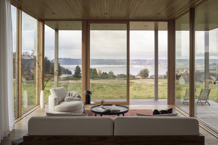 Whidbey Uparati House / Wittman Estes - Интерьерная фотография, гостиная, дерево, стул