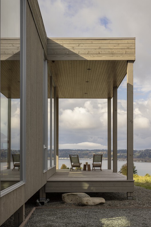 Whidbey Uparati House / Wittman Estes - Интерьерная фотография, дерево, палуба, колонка