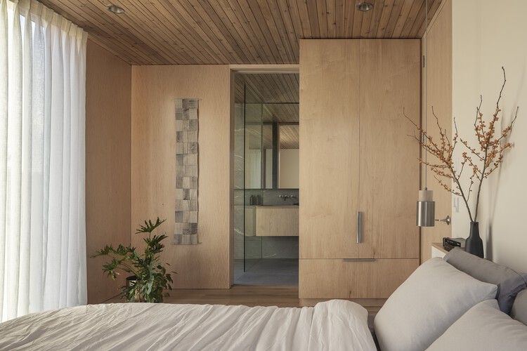 Whidbey Uparati House / Wittman Estes - Интерьерная фотография, спальня, кровать, дерево, освещение