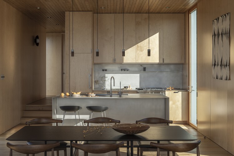 Whidbey uparati House / Wittman Estes - Интерьерная фотография, кухня, столешница, дерево, стол, стул, освещение