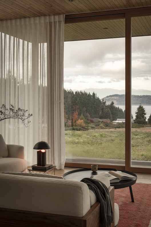Whidbey Uparati House / Wittman Estes - Интерьерная фотография, гостиная, дерево, кровать, спальня