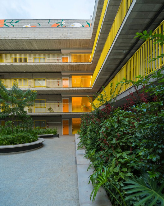 Uliving campinas / branco meio amarelo + isaac safdie arquitetura - внешняя фотография, балкон