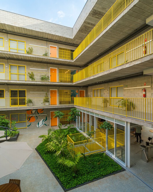 Uliving campinas / branco meio amarelo + isaac safdie arquitetura - внешняя фотография, балкон