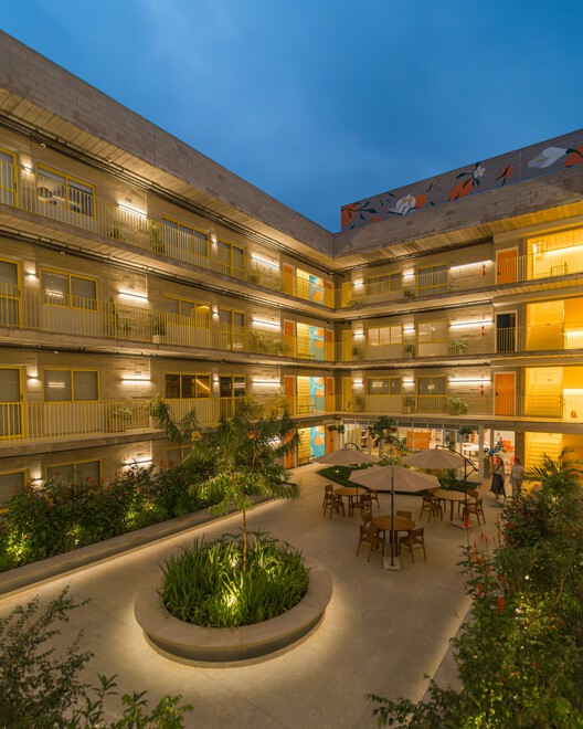 Uliving Campinas / Branco Meio Amarelo + Isaac Safdie Arquitetura - Внешняя фотография, балкон, двор