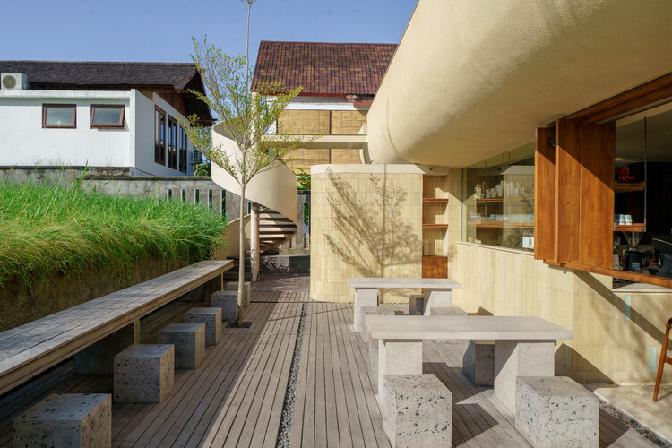 Sensorium Tropical Shelter / Arti Design Studio - Внешняя фотография, древесина, бетон, балкон, поручка