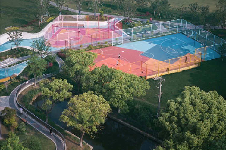 Huachiao Vibrant Sports Park / Soba - изображение 12 из 16