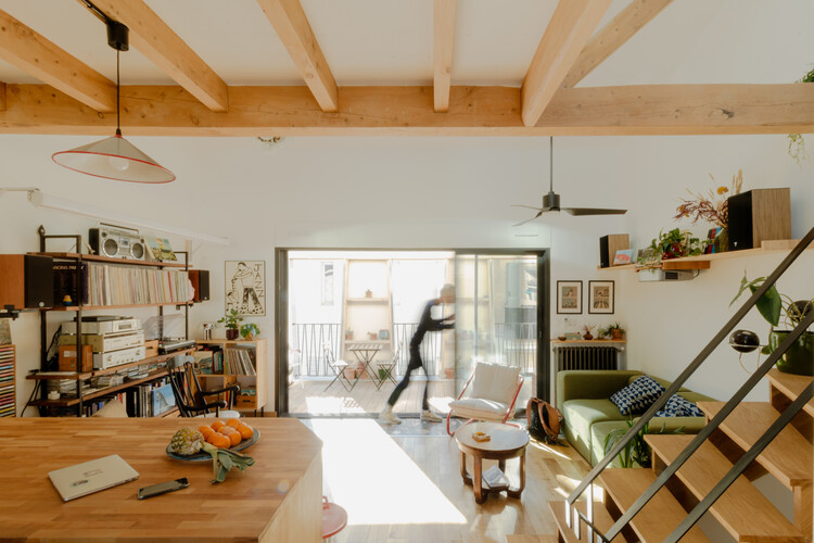 VPA Таунхаус Реабилитация и возвышение / Tout Va Bien Architecture - Интерьерная фотография, дерево, освещение, стеллажи, стол, стул