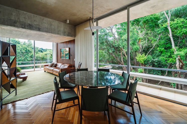Casa Da Mata / Marise Calçavara Arquitetura - Интерьерная фотография, столовая, дерево, стул, стол, стекло