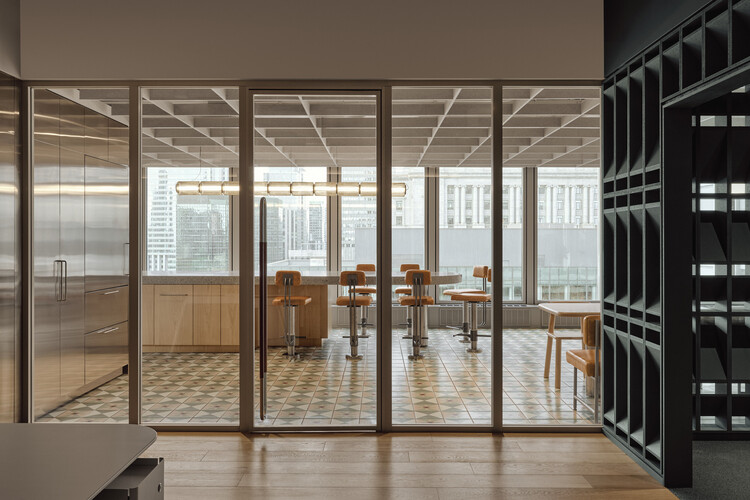 TEC Energy Office / MRDK - Внутренняя фотография, дерево, стул, стекло