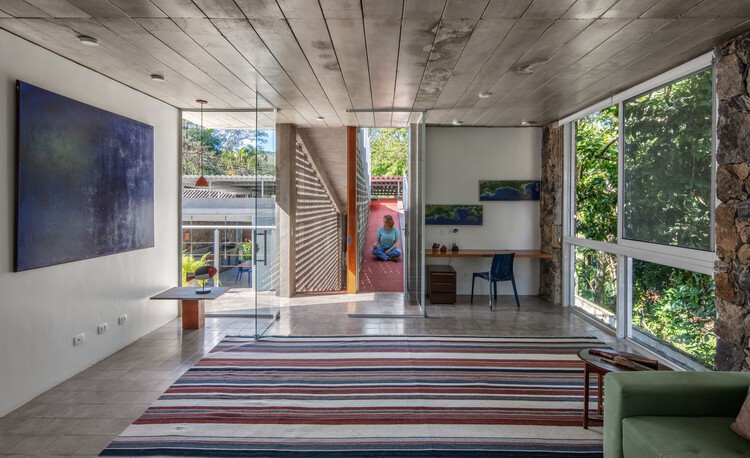 Toque Toque Grande II House / VD Arquitetura - Интерьерная фотография, дерево, стул, луч