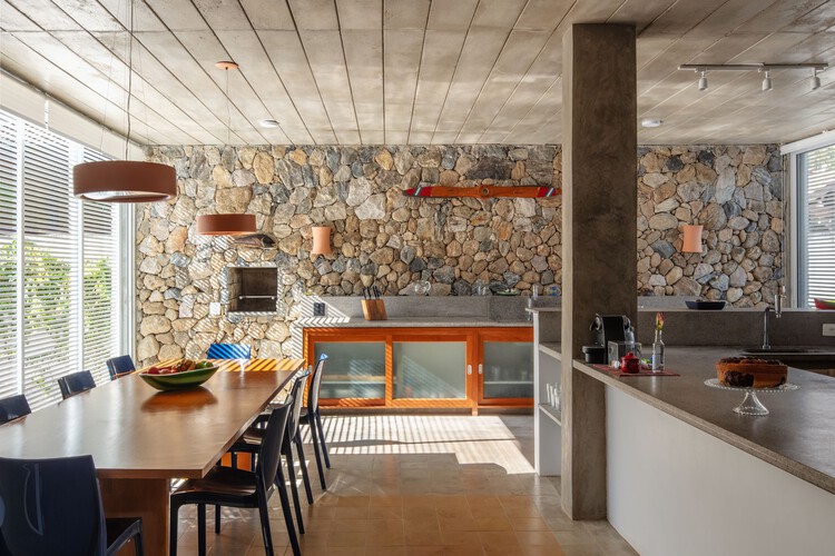 Toque Toque Grande II House / VD Arquitetura - Интерьерная фотография, кухня, древесина, столешница, освещение, стул, луча
