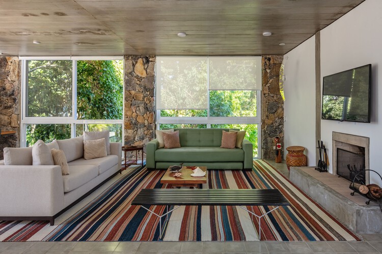 Toque Toque Grande II House / VD Arquitetura - Интерьерная фотография, гостиная, диван, дерево, стол, стул
