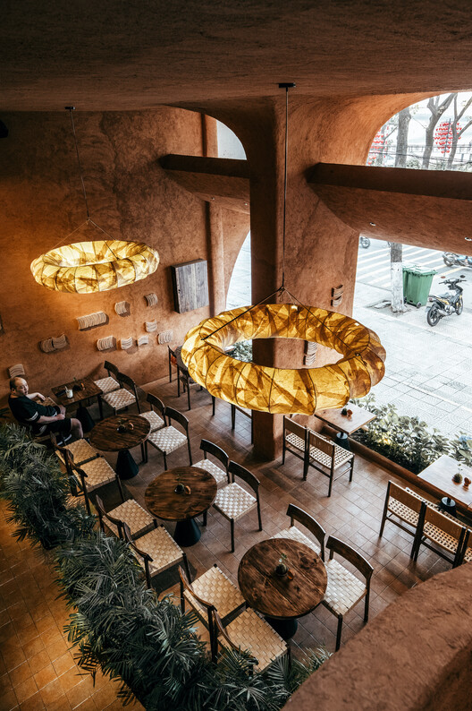 Thila Bistro & Café / 3fconcept - Интерьерная фотография, дерево, освещение, стул