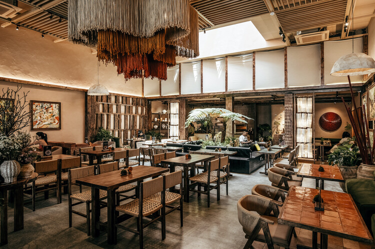 Thila Bistro & Café / 3fconcept - Интерьерная фотография, столовая, дерево, освещение, стул